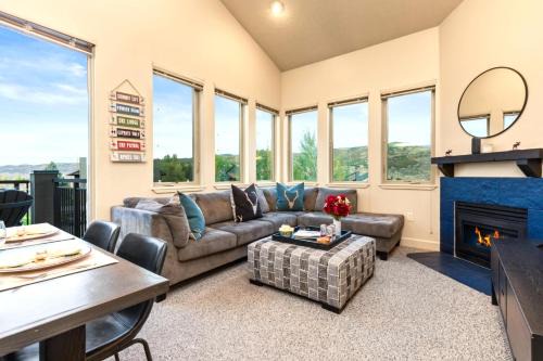 Kimball Junction Apartamento | KBM Resorts Crestview Condos Spacious condo near Olympic Park with gas fireplace year-round pool hot tub and shuttle access CVC-308B