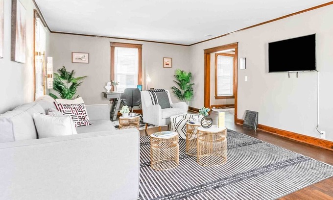 Kansas City Casa | KC Historic Gem Updated King beds - walk to free streetcar (24 Oct)
