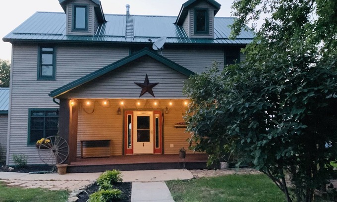 Scioto Mills Casa | KC HOUSE Cozy Country Home. Enjoy the country life!
