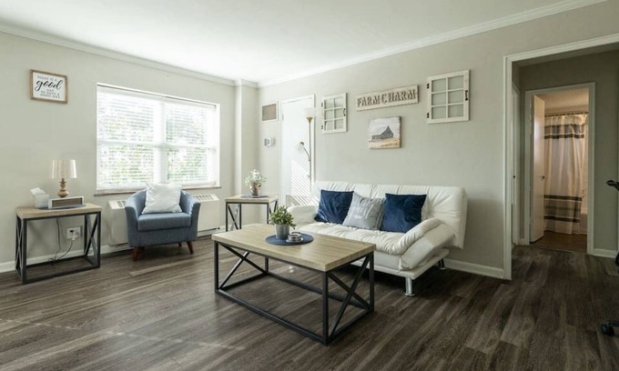 Country Club Plaza Area Apartamento | KC Plaza One Bedroom with Gym/Pool/Parking