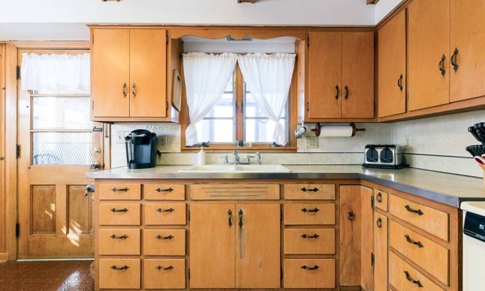 Kansas City Casa | KC's Stadium B&B Chiefs/Royals, I-70, parking, pets, Whole house, fenced yard