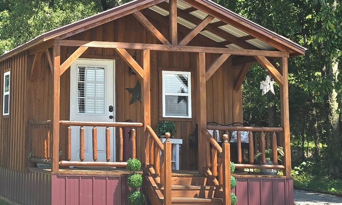 Russellville Cabina | Keehn's Hideaway-Hot tub/King bed/Horses/Secluded/Getaway!