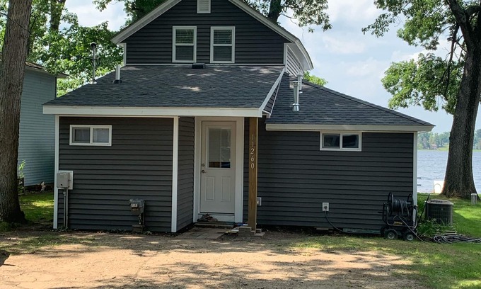 Delton Casa | Manténgalo "Reel" Lakefront Cottage en Upper Crooked Lake Delton, MI $ 1400 / semana