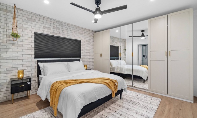 Valley Glen Casa | Keep it simple at this peaceful and centrally-located place!