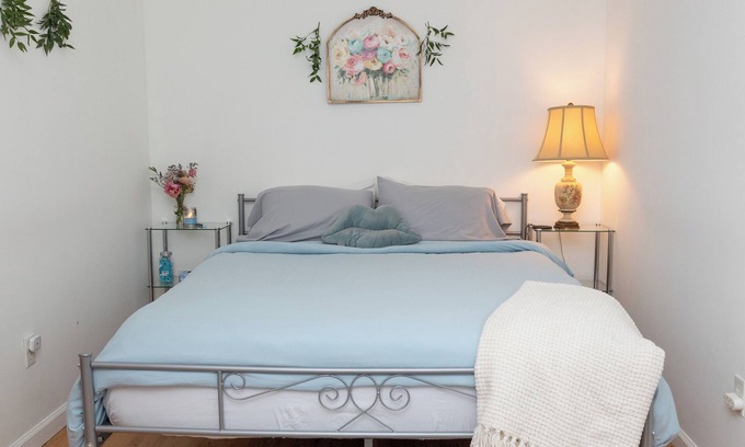Hartwick Apartamento | "Keep Life Simple" -Blue Door- Basement Apartment
