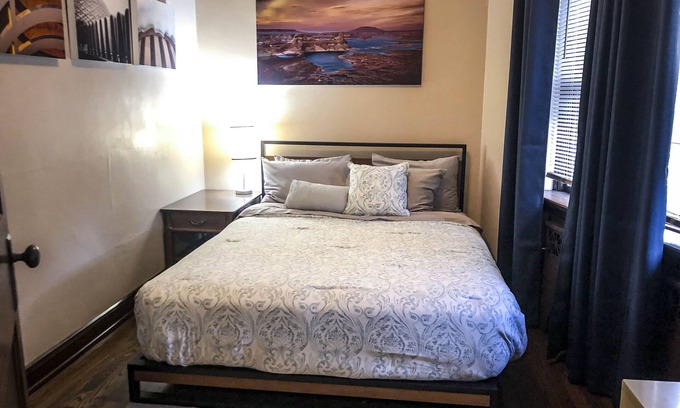 West Allis Casa | 1 Bed- Apt # 1 arriba del restaurante alemán Kegel's Inn.