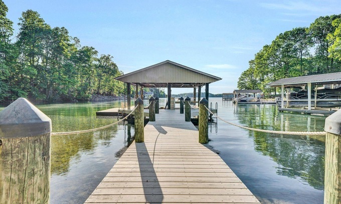 Smith Mountain Lake Casa | Kelly Kove - Beach Area Sleeps 14!