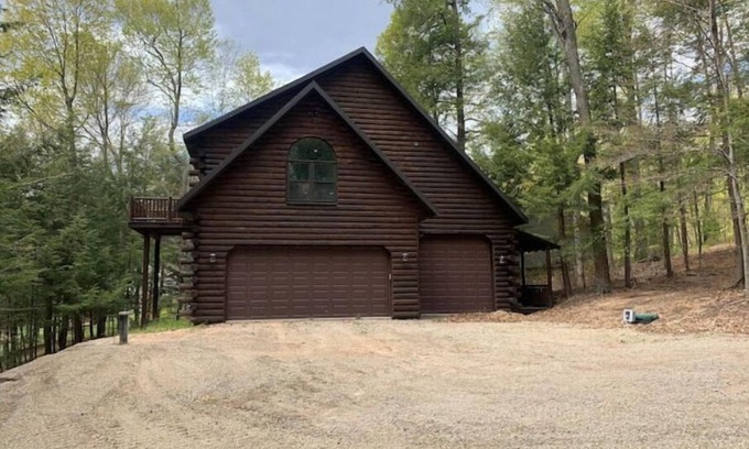 Suring Cabina | Kelly Lake HideAway-private, lake views, ATV trail Sleeps 8- 4 Beds- 1 Bathroom