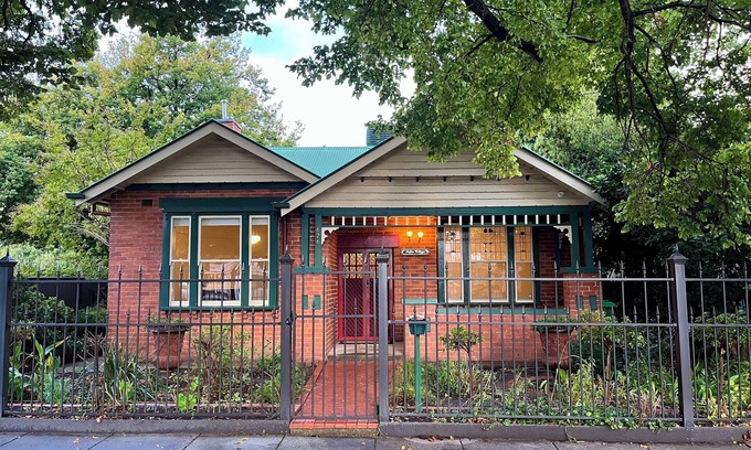 Albury Casa | Kelpie Cottage! 1930s Beauty. Central luxury