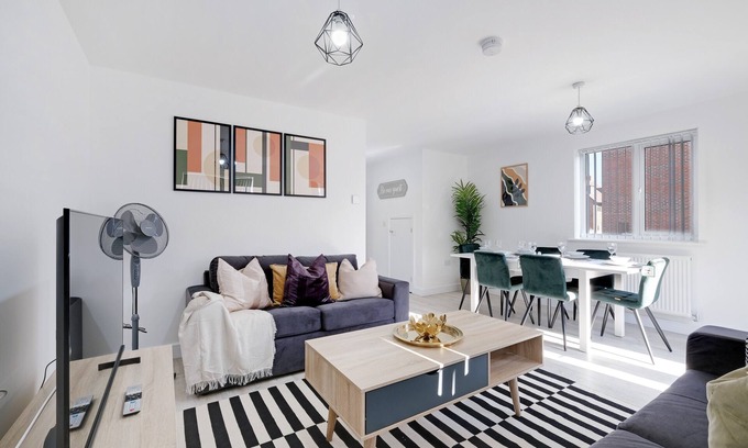 Aylesbury Casa | Kempster 5 Bedroom 3 Bathroom Serviced House Aylesbury with parking