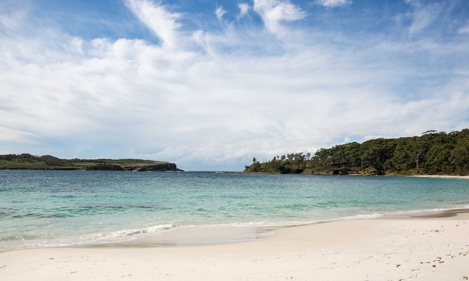Erowal Bay Casa | Kenny: Unique Designer Stay: 70s style & new renovation, 5 mins to Hyams Beach