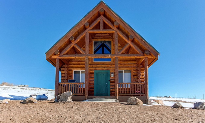 Michigan Hill Cabina | Kenosha Log Cabin with Beautiful Mountain Views
