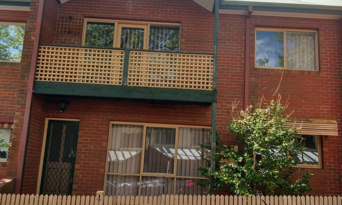 Kensington Casa | Kensington 3BR Townhouse 10min walk Flemington Racetrack & 15min MelbShowground