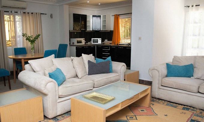 Serrekunda Apartamento | Kerr Ayo's Two Bedroom Apartment, 5 Minutes from Senegambia Beaches.