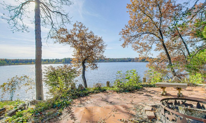 Legend Lake Casa | Keshena Lake House: Fire Pit, Deck