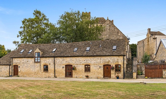 King's Stanley Cabaña | Kestrel Barn, Leonard Stanley - sleeps 5 guests in 2 bedrooms