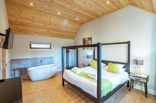 Newton Stewart Casa | Kestrel Lodge 7 with Hot Tub