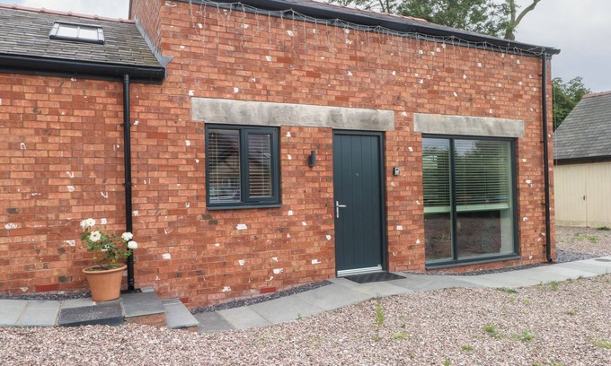 Shocklach Cabaña | KESTREL, romantic, character holiday cottage in Tilston