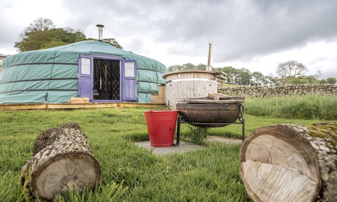 Hawes Casa | Kestrel Yurt sleeps up to 6 guests with hot tub and views across Wether Fell