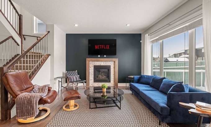 Southwest Edmonton Casa | Keswick Luxury Home King Bed 2 Living Rooms