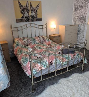 Kettering Casa | Kettering Town Vacations Free WiFi & Long stay with Shared Bathroom, lounge & kitchen Double & Single rooms available
