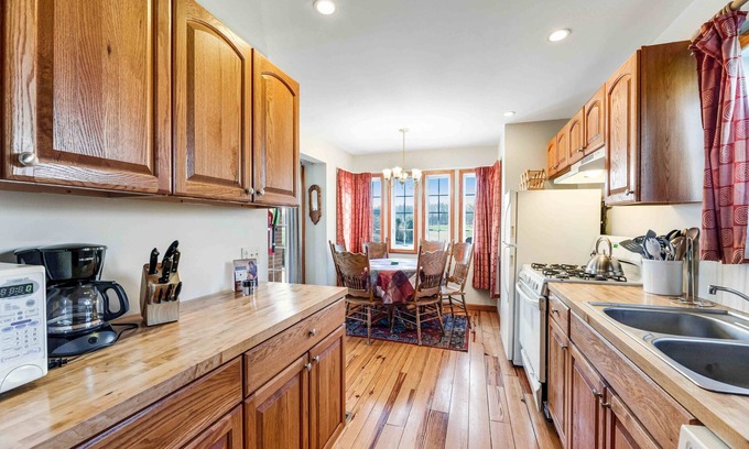 Geneva Casa | Keuka Cottage: "Relaxing Pet Friendly Getaway Overlooking Seneca Lake!"