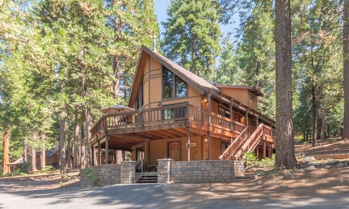 Dorrington Cabina | Chalet clásico en Big Trees Village - Mesa de billar, admite mascotas