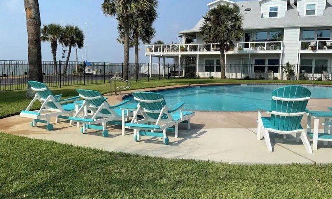 Harbor Oaks Condominio | Key Allegro charmer! Surrounded by Water!