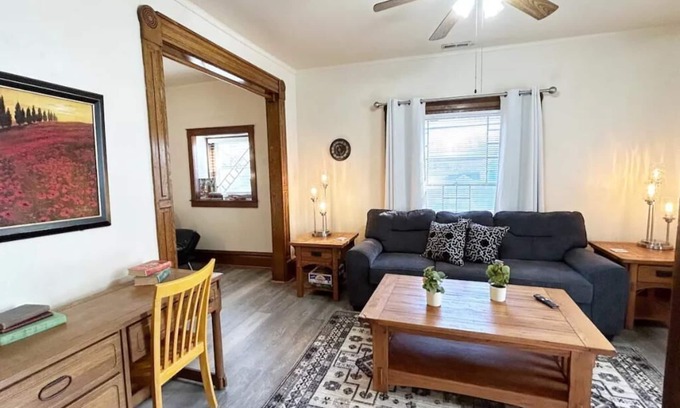 Topeka Apartamento | Kg Bd Full Condo steps to hospitals & Capitol 1-70