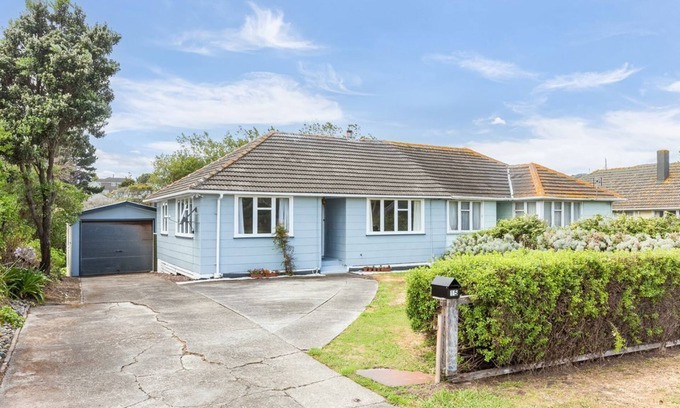 Titahi Bay Casa | Kick back on Kapiti! Your home away from home, just steps from the beach.