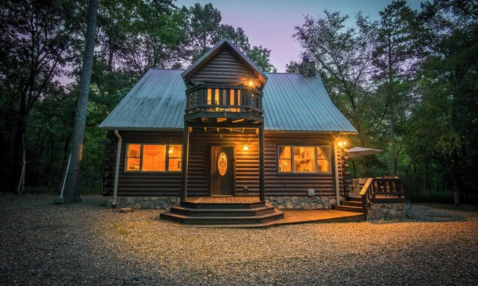 Broken Bow Cabina | Kickapoo Pines is a large, luxurious 4 bedroom, 3 ½ bath cabin near Beavers Bend State Park, Broken Bow Lake, and all the fun activities in the Hochatown area.