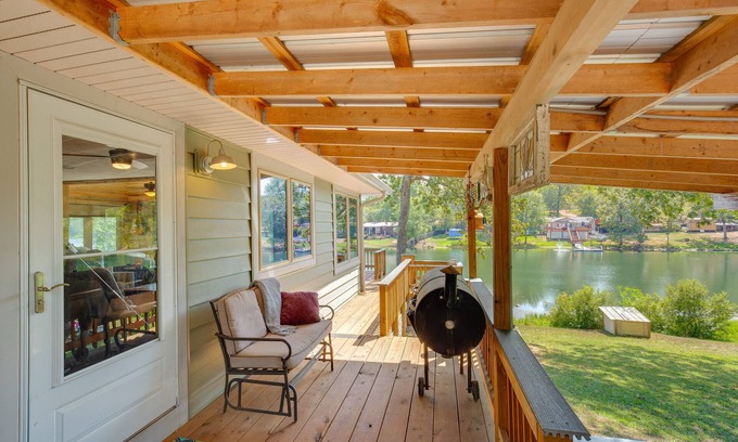 Kilgore Cabaña | Kilgore Lakefront Home w/ Private Dock & Pier!