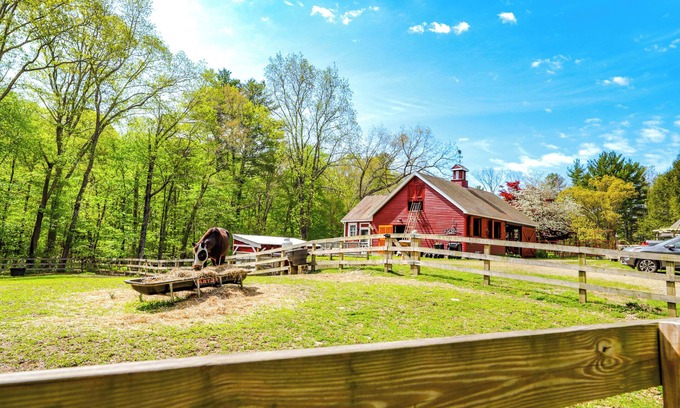 Ballouville Apartamento | Killingly Barnyard Studio in Wine Country!