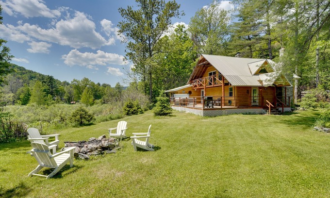 Stockbridge Cabina | Killington Area Escape w/ Deck, Views & Hot Tub!