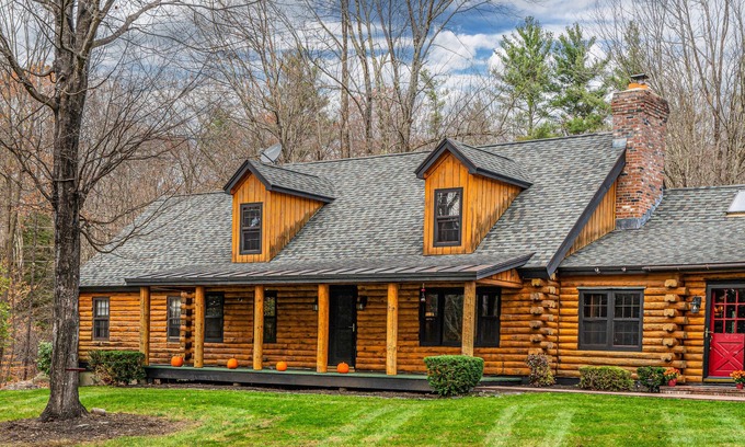 East Haven  Rutland County Cabina | Killington Cabin with Hot Tub and Ultimate Game Room