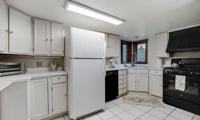 Killington Cabina | Killington Mountain Home! HotTub & 5 min to Skiing! 3 Bedroom Home by RedAwning