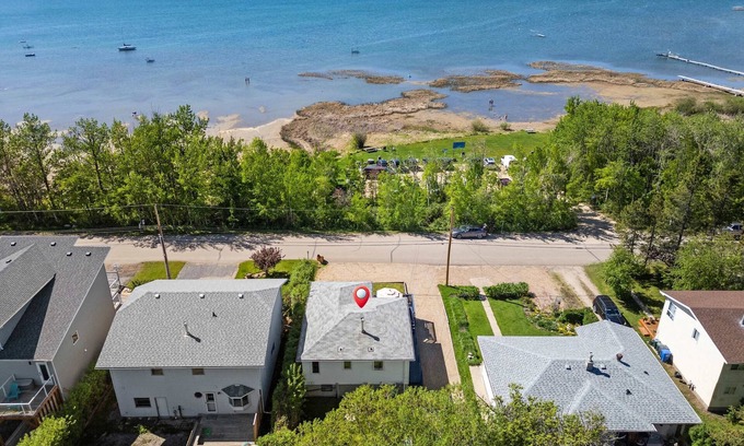 Sylvan Lake Casa | Kinepik Cottage | Sunroom + Beach Access
