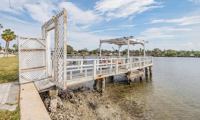 Bayou Shores Casa | KING 1bd/1ba in St. Petersburg w/ DOCK & KAYAKS