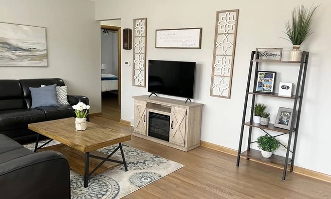 Lovington Casa | King & 2 Queen Beds, Centrally Located 15 Minutes from Anywhere in Des Moines