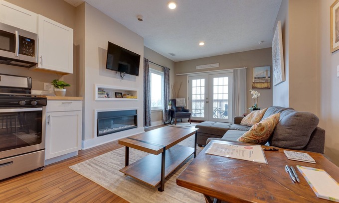 Central Northside Apartamento | King Bed - 2 BR Apt with City Views. Pet friendly. Free parking!