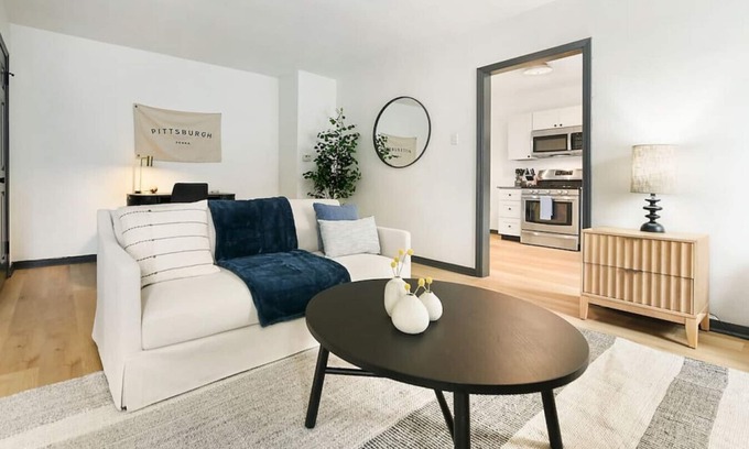 Lower Lawrenceville Apartamento | King Bed, 2 Desks, Fast WiFi, Lively Lawrenceville