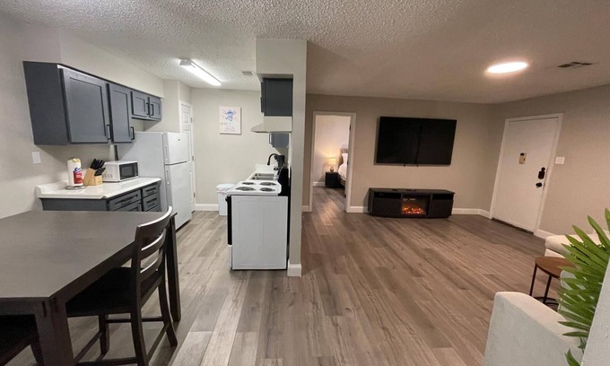 Oaks Historic District Apartamento | King Bed 2BR Unit Free Parking