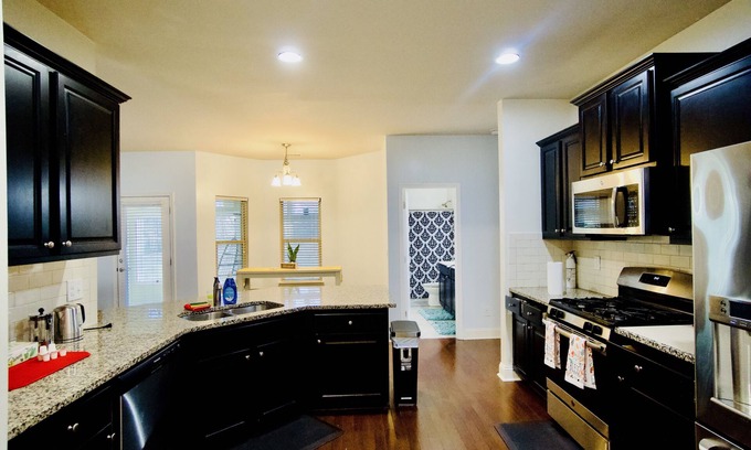 Lithia Springs Casa | King bed/3 CAR Garage/Ranch Home
