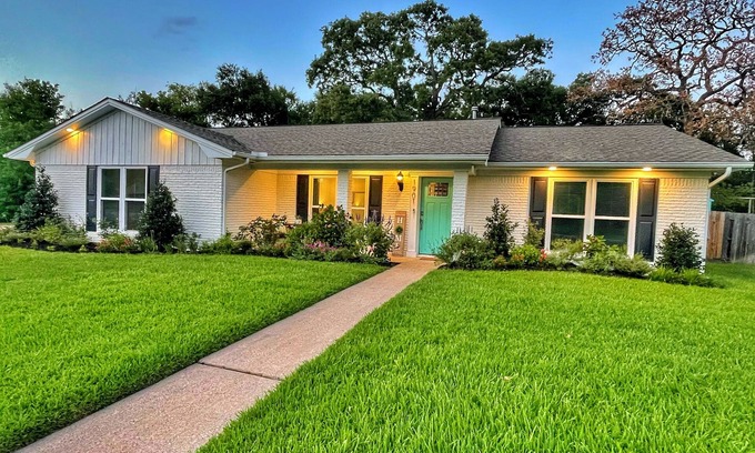 Camelot Casa | King Bed, 85 inch TV, 4Bd, Close to Campus, Perfect for Families