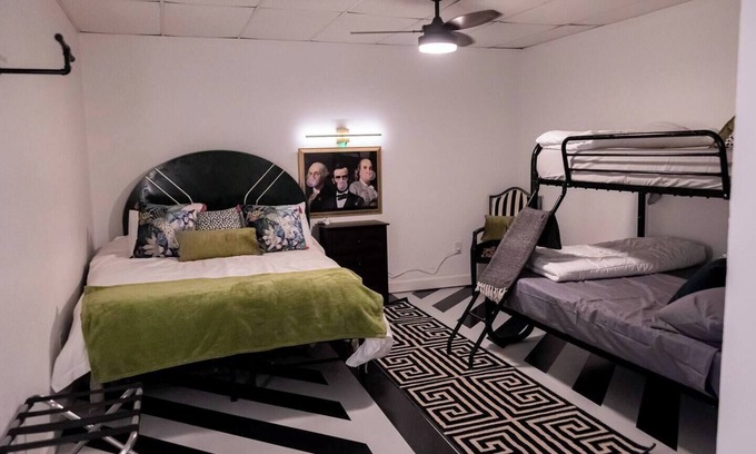Cape Girardeau Casa | King Bed - Air Hockey - Games - Foosball - Summer Pool - Shuffleboard