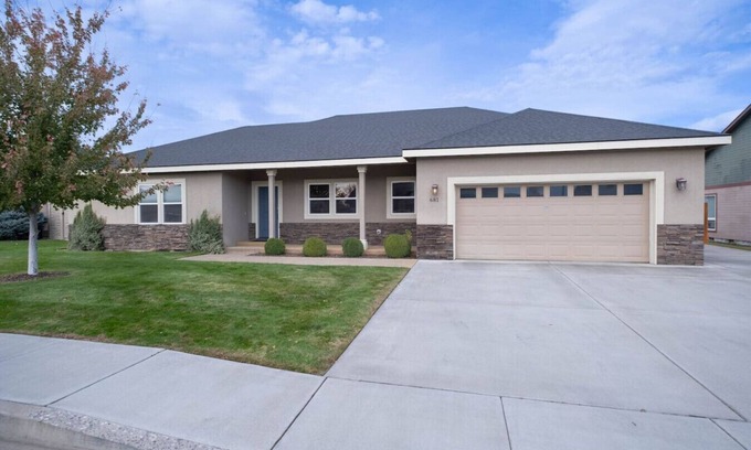 Richland Casa | King Bed, Amazing Views, Yard & Garage 3/2 #681