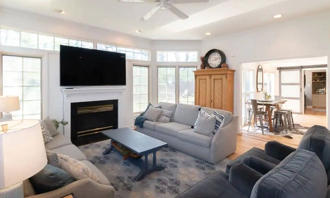 Topeka Casa | King Bed and Huge Yard Elegant Colonial Garden Home KTW3121