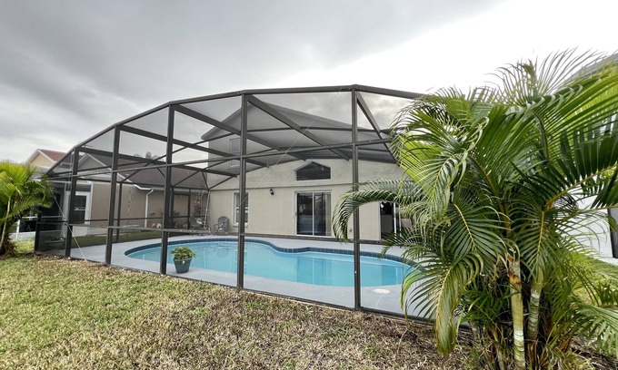 Buena Ventura Lakes Casa | King Bed and waterfront pool