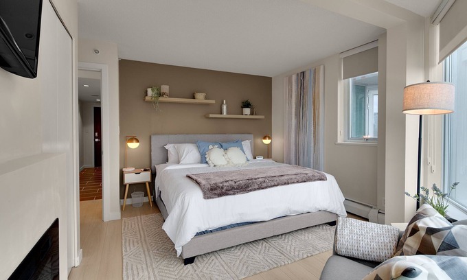 Crosstown Apartamento | King Bed Apartment w/ Pool, Sauna, Gym, & Free Parking ❤ The Urban Oasis