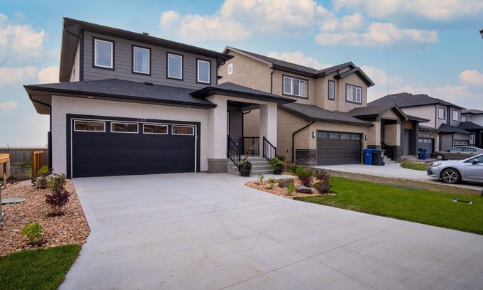 Fort Gary Casa | King Bed Astounding Cinematic Sunset in trendy location, South City